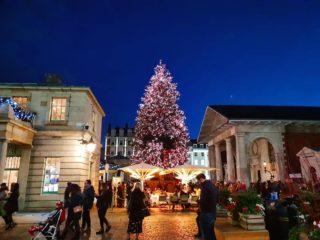 Last photo I took of a very #Christmassy #CoventGarden before flying back home for Christmas.⁣ ⁣ Christmas in London is truly magical, the city certainly pulls it off like no other 😊❤️⁣ ⁣ #Christmas2018🎄 #BoxingDay2018 #itsthemostwonderfultimeoftheyear #HoHoHo🎅 #ohChristmasTree🎄 #ChristmasTree🎄 #tistheseason🎄 #tistheseasontobejolly